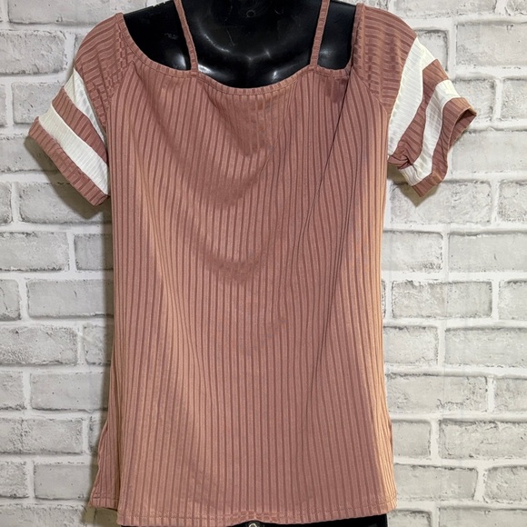 SHEIN pink and white Off-Shoulder Blouse, medium, gold ring straps - Picture 7 of 7